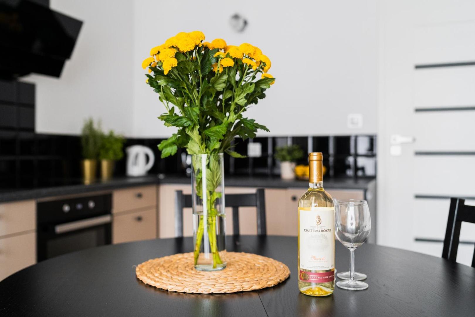 Apartment Old Town - 3 Rooms - 2 Bathrooms - 12 People - Parking Place Wrocław Exteriör bild